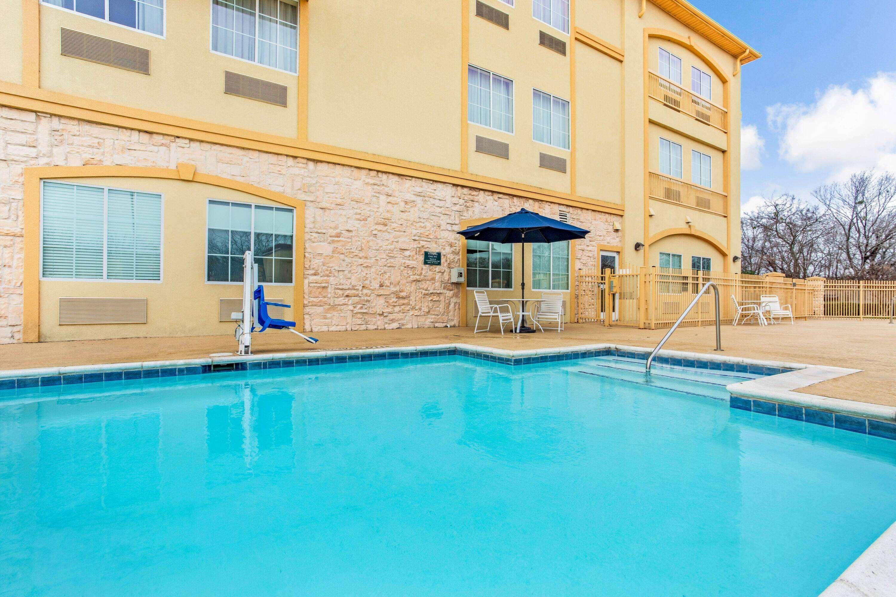 La Quinta By Wyndham Ennis Hotel Ngoại thất bức ảnh